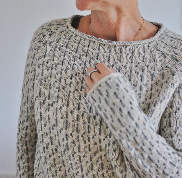 Viktorie | Elegantní šedý svetr s lodičkovým výstřihem