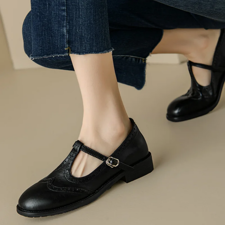 Anežka | Elegantní dámské boty s páskem do T