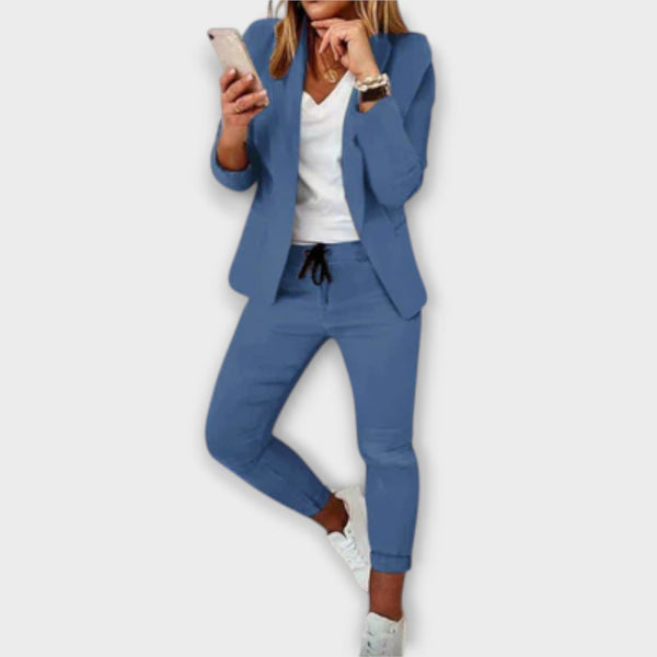 Monika | Elegantní a pohodlný kostým se sakem