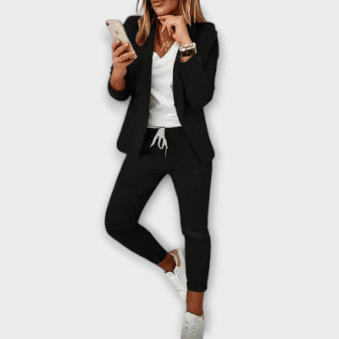 Monika | Elegantní a pohodlný kostým se sakem