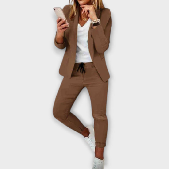 Monika | Elegantní a pohodlný kostým se sakem